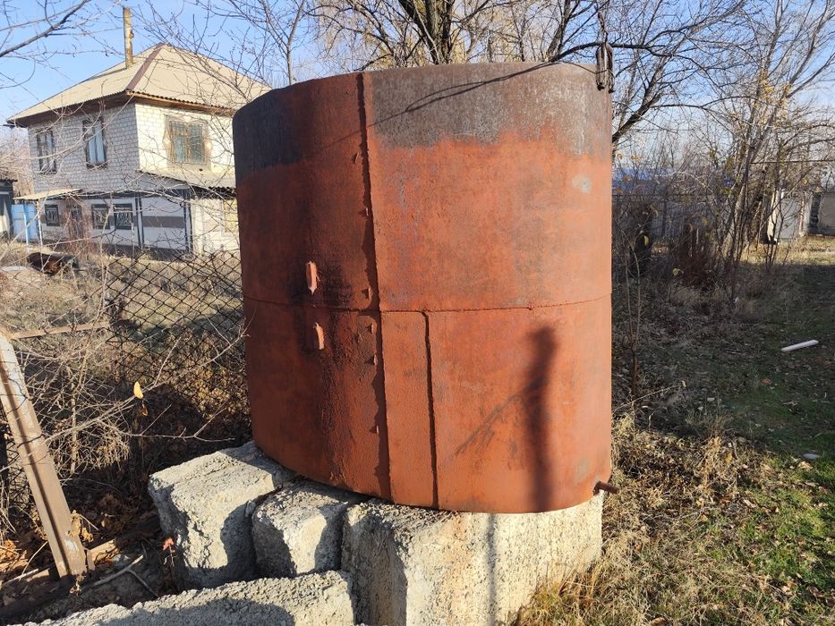 Продам Емкость половина тистерны около 2 тон