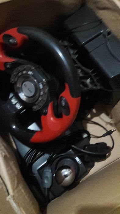 Продаётся компьютер пентиум  4ка с двумя рулями с педалями смотрите фо