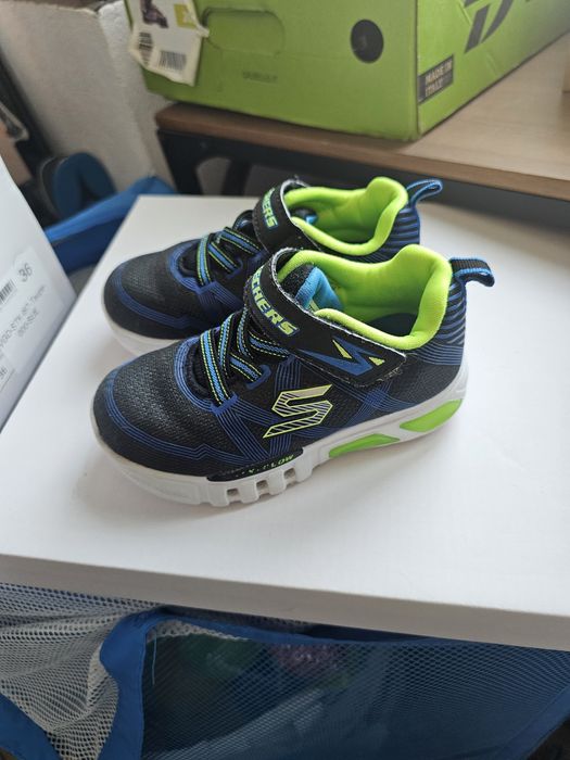 Adidasi Sketchers cu luminite, marimea 25