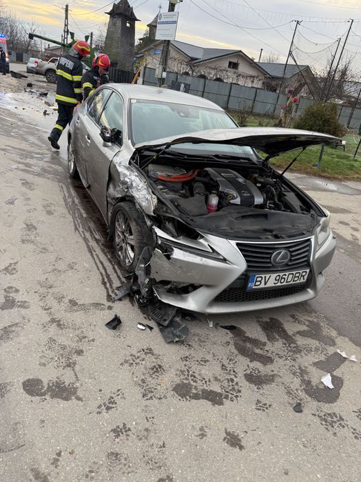 Lexus IS300h avariat doar fata dreapta