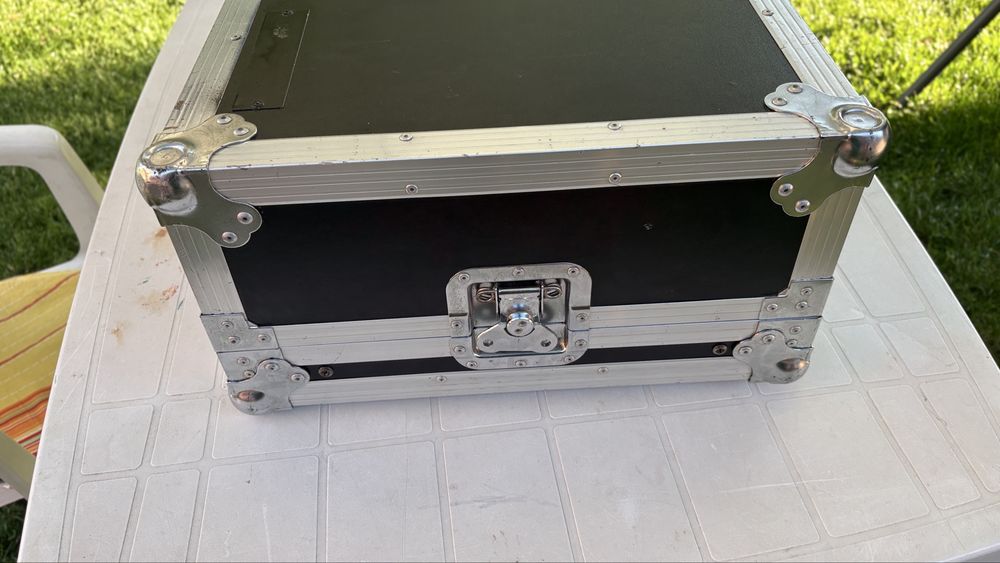 Flightcase consola dj , URGENT !se poate utiliza cu orice tip de consola cu , 4 canale 2 canale