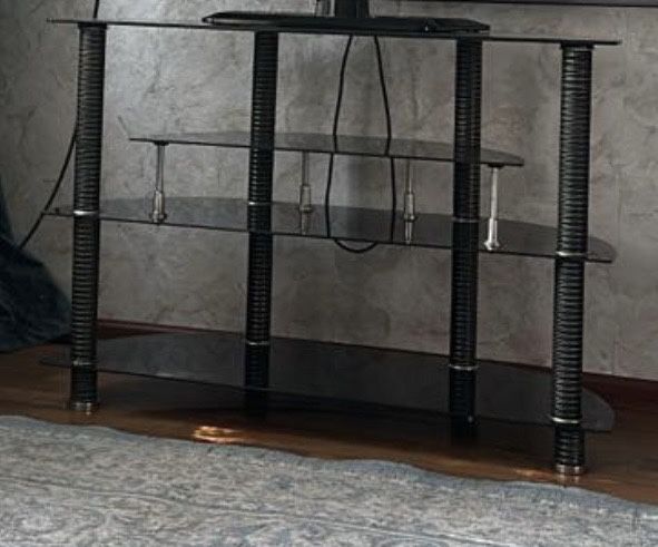 Тумбочка стеклянная под телевизор