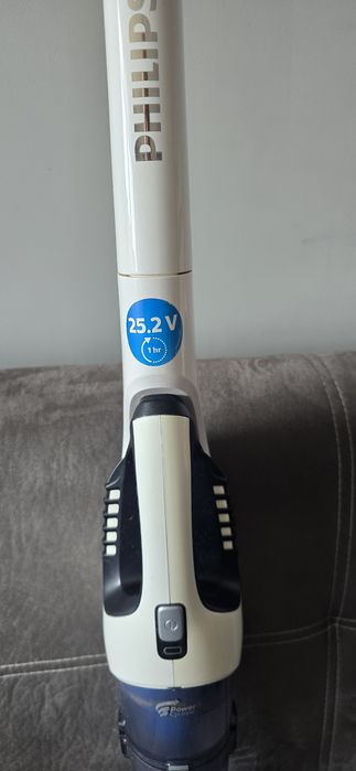 Продавам акумулаторна прахосмукачка PHILIPS