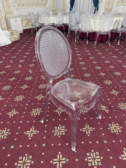 Прозрачный и элегантный стул.