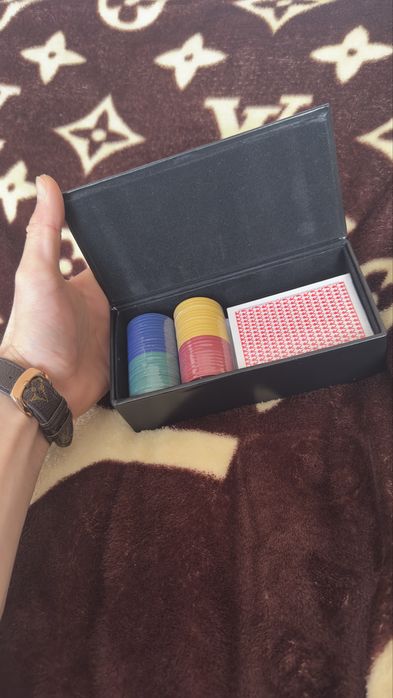 Покер сет, карти и чипове.