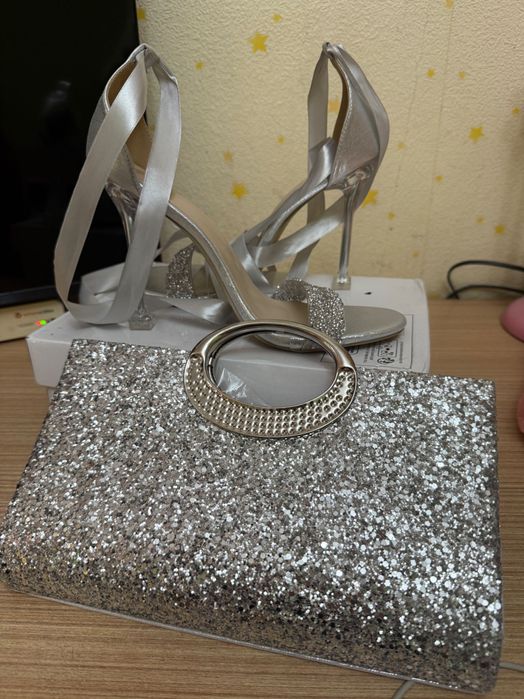 Комплект сребристи обувки и чанта