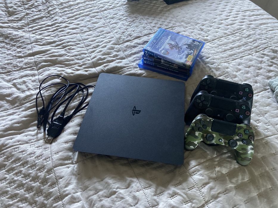 Продам PS 4 б/у.