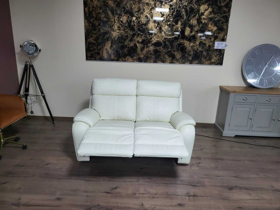 Бял кожен диван двойка La-z-boy с електрически релакс механизъм