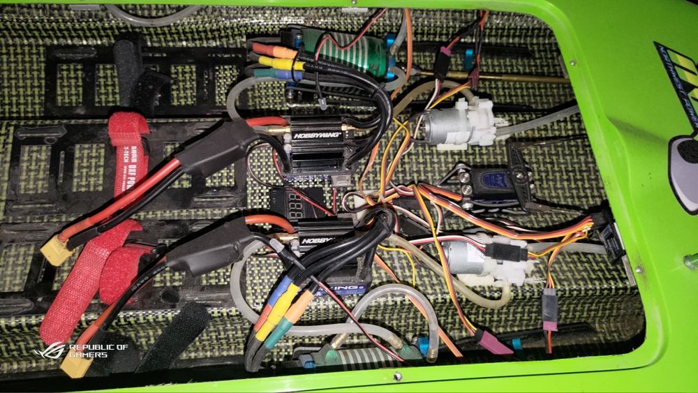 Продавам радиоуправляема лодка