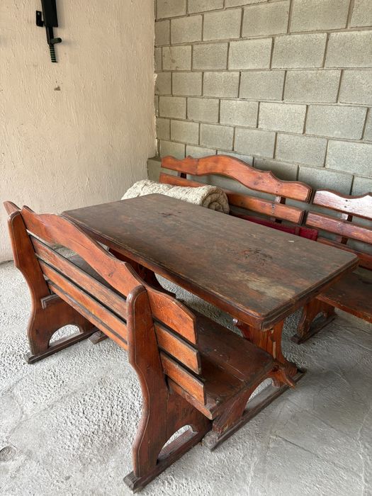 Стол и два стулья