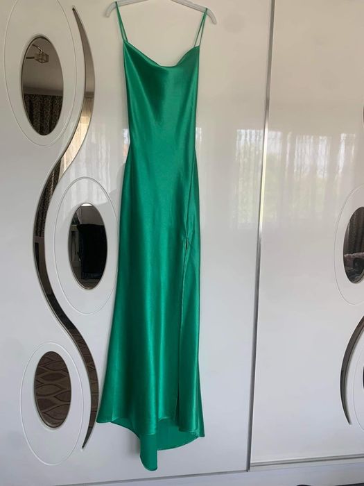 Дълга сатенена рокля