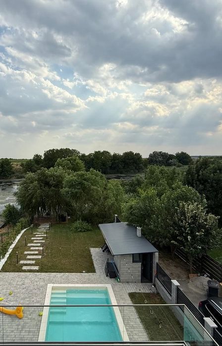 Casa cu piscina incalzita si ponton