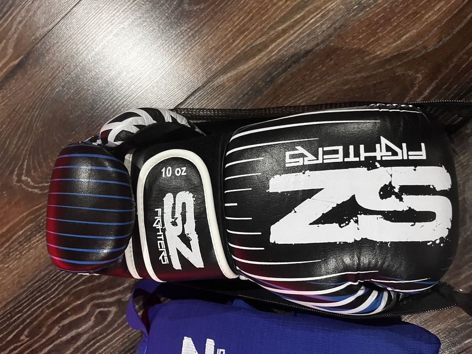 Продавам комплект от Боксови ръкавици и протектори за крака