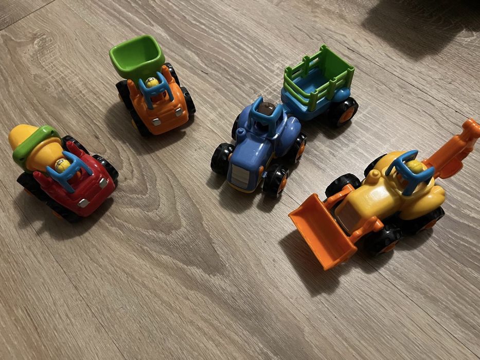 Set de masinute, fiecare set contine 4 masinute copii peste 3 ani