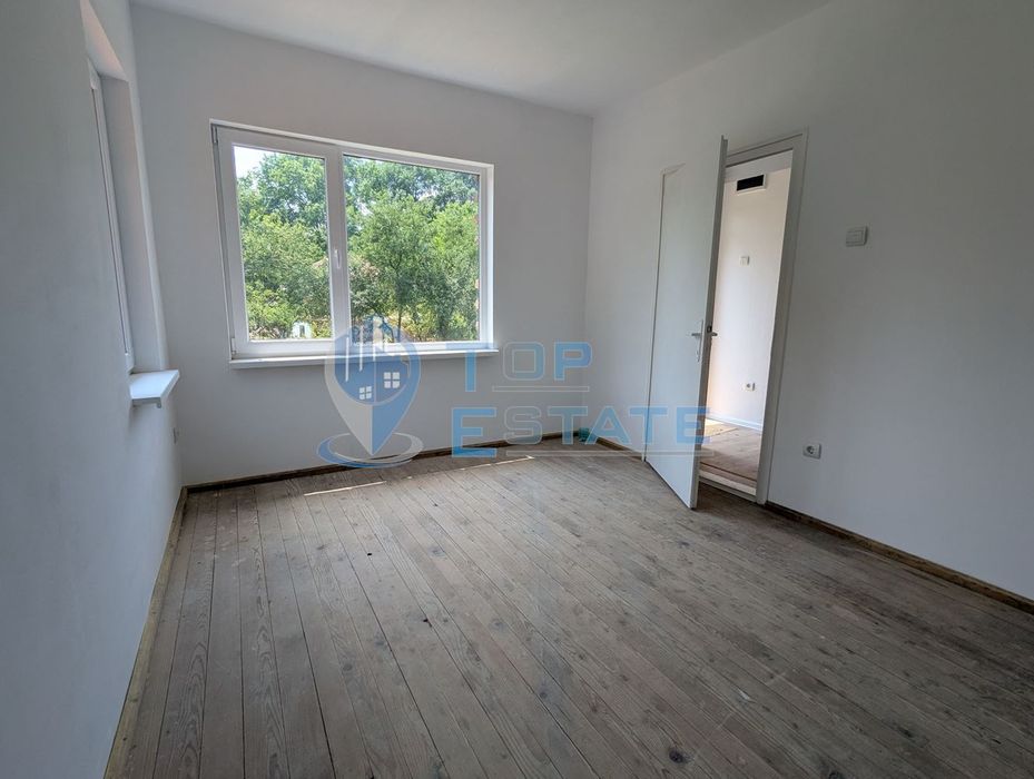 Двуетажна тухлена къща разположена в село Стамболово, община Павликен