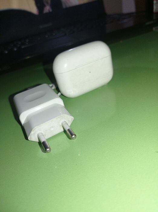 Apple Airpods pro quloqchinlari va zaryadkasi