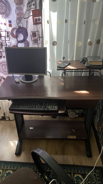 Продам компьютерный стол б/у.