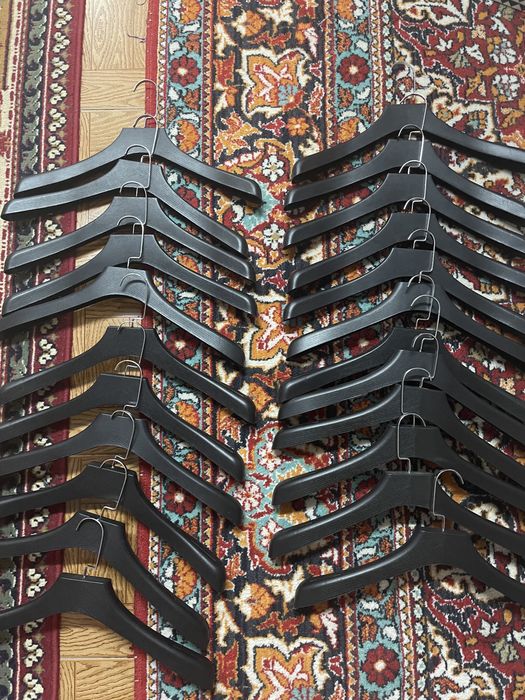 черные мужские вешалки