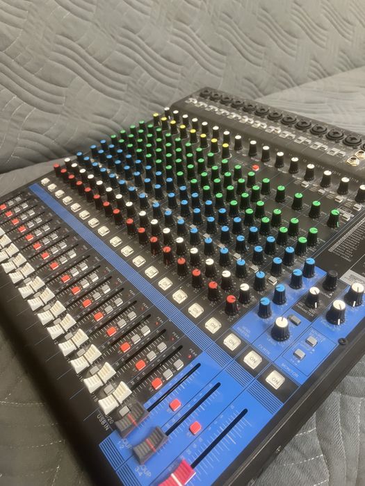 Микшерный пульт Yamaha MG20XU