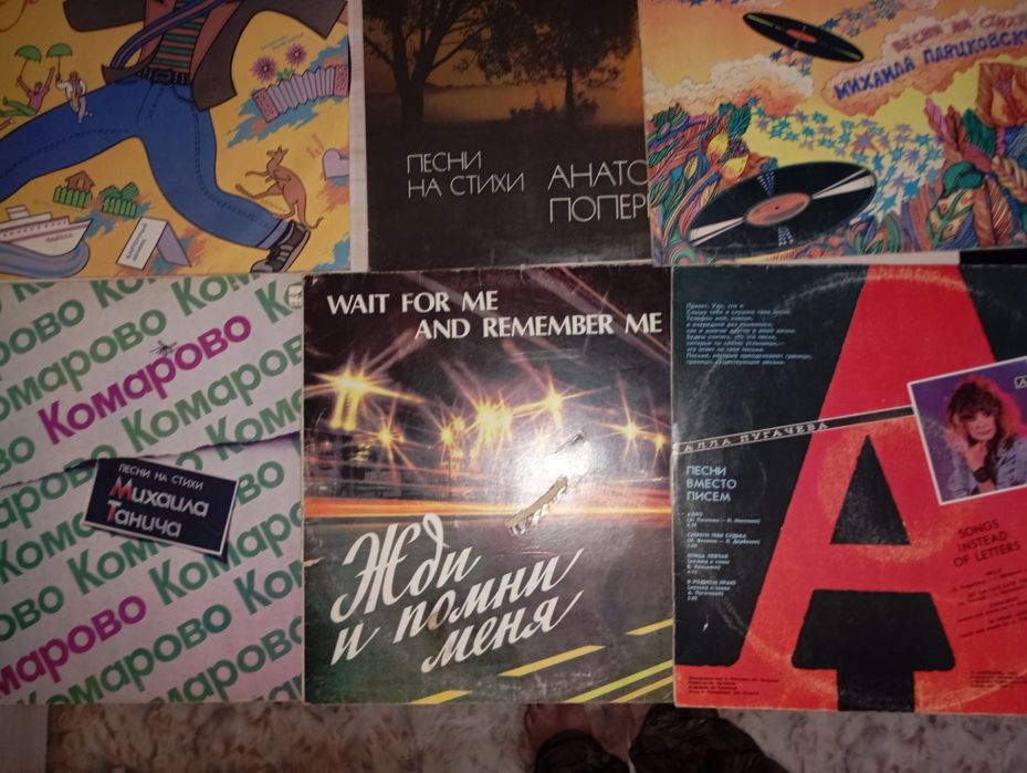 кассеты, пластинки, ДВД и мп3 диски .