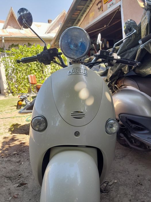 Vind 2 scutere unul electric și unul benzina