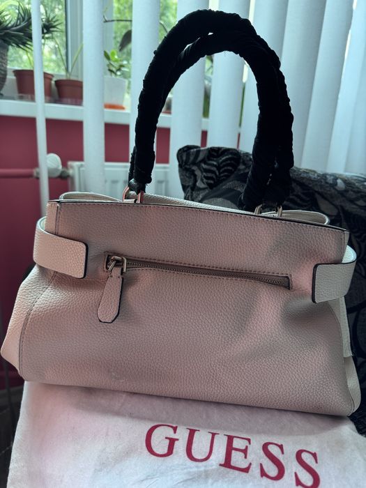 Дсмска чанта Guess