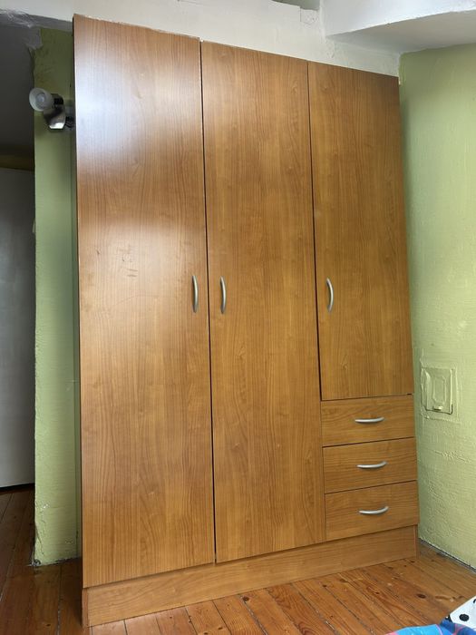 Гардероб цвят махагон