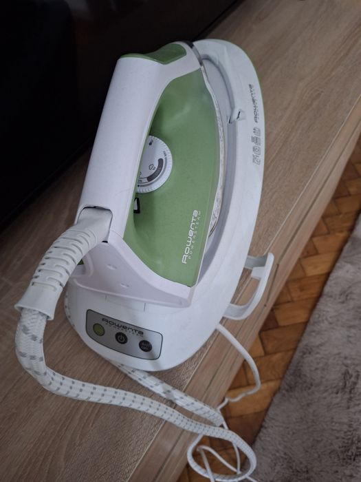 Vând stație de călcat rowenta