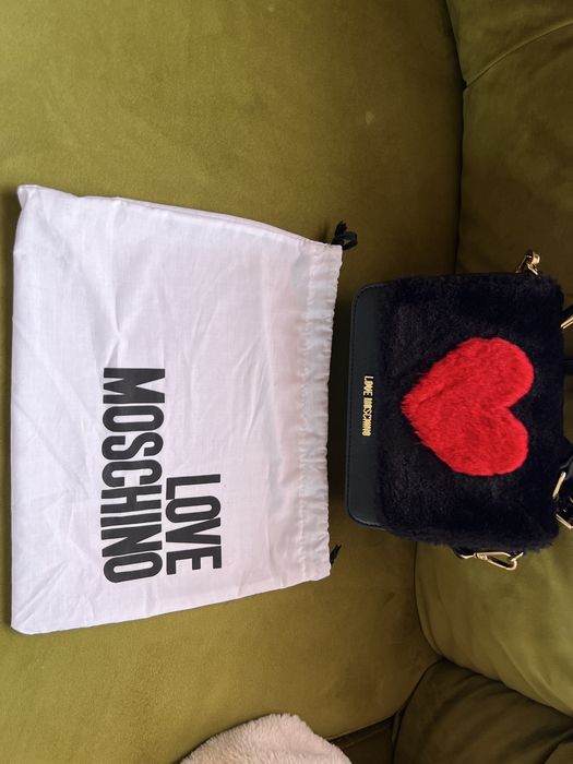 Оригинална чанта на Moschino,чантичката идва със торбичката към нея.За повече информация на лично съобщение.