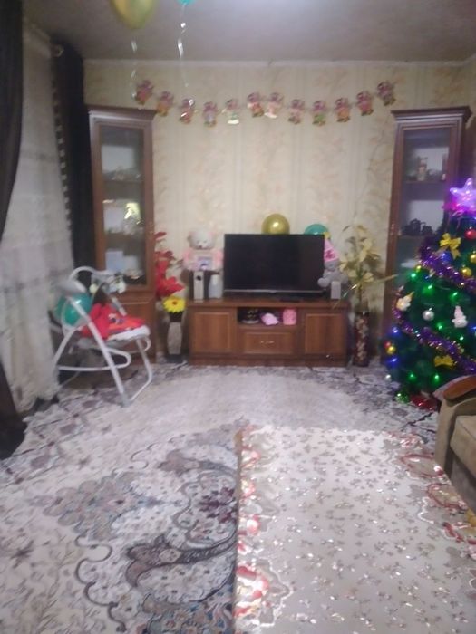 Voyenne gorodokda  uy sotiladi  3 xona  remanti urta  issiq suv bor
