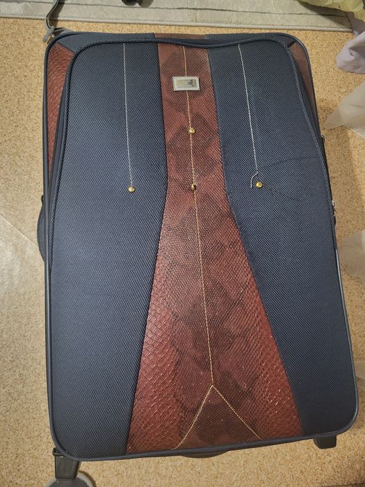 Чемодан большой на колесиках