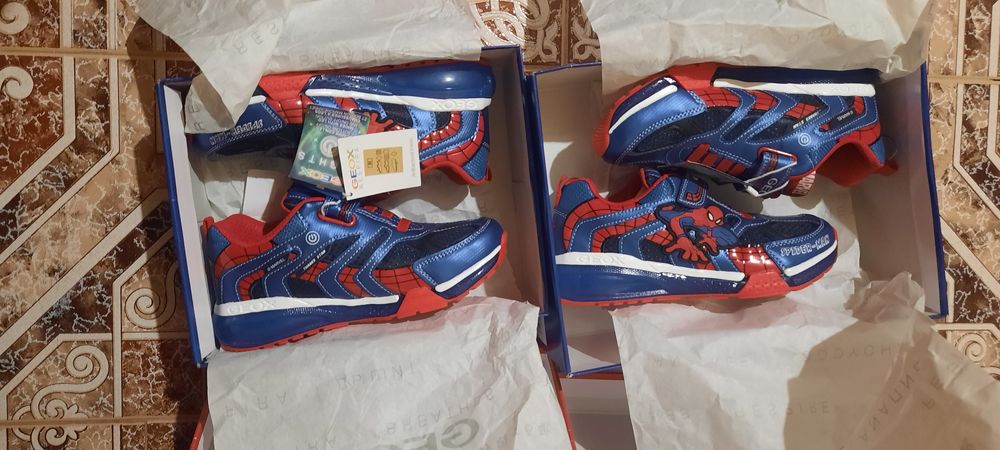 Продавам чисто нови маратонки спайдер мен геокс