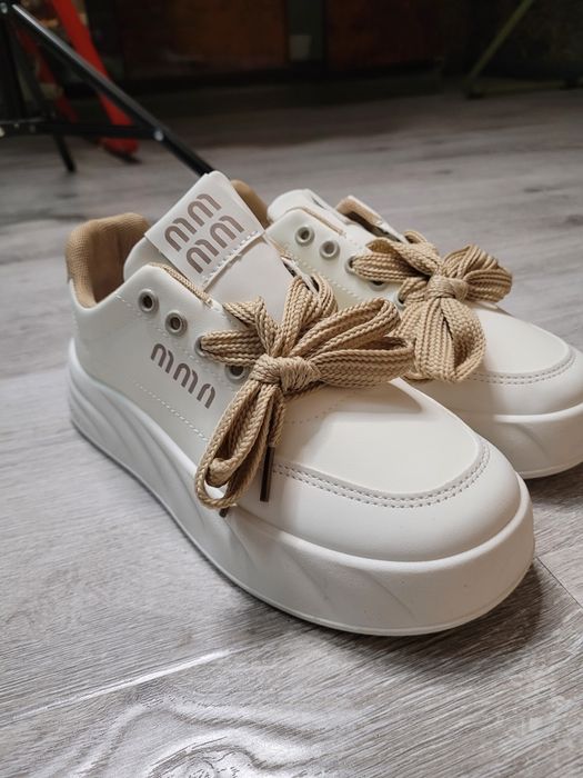 Стильные новые кроссовки