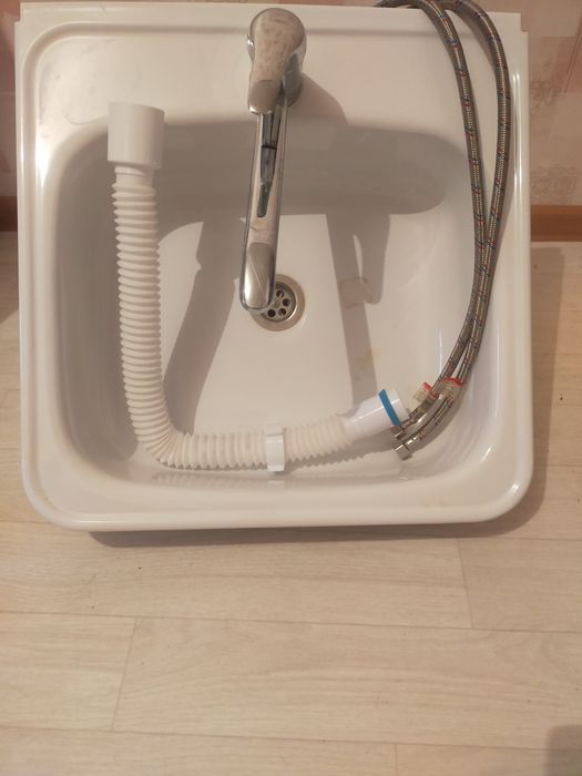 Продам раковину со смесителем