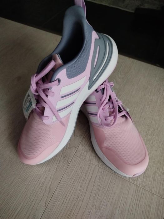 Vând adidasi adidas !