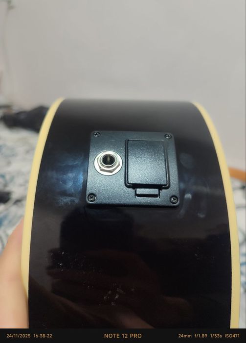 Hali yengi akustik gitara