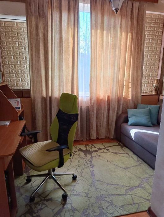 Квартира продаётся Чиланзар 1 квартал 2/4/4 высокопотолочка торговый ц