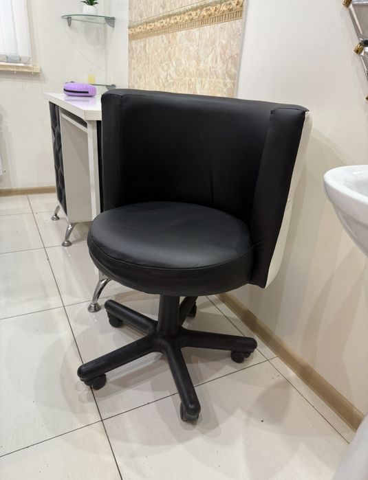 Продам маникюрный стол и кресло