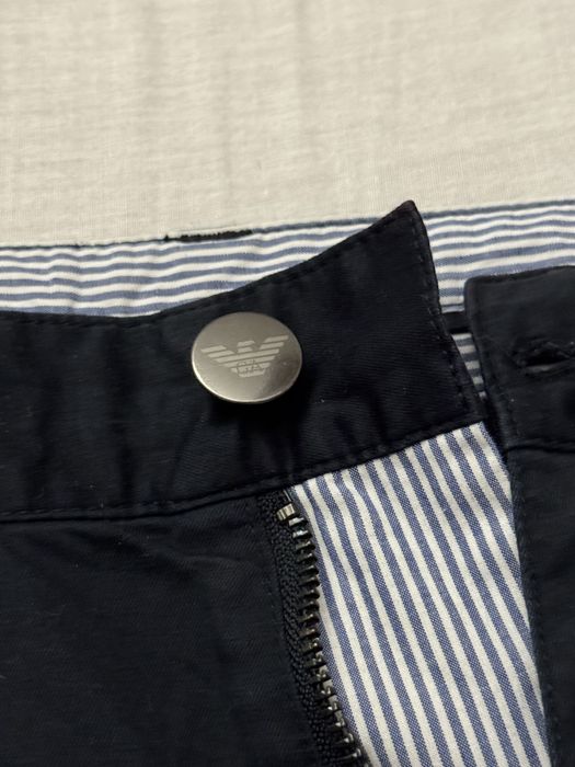 Pantaloni scurți Emporio Armani – casual și eleganți