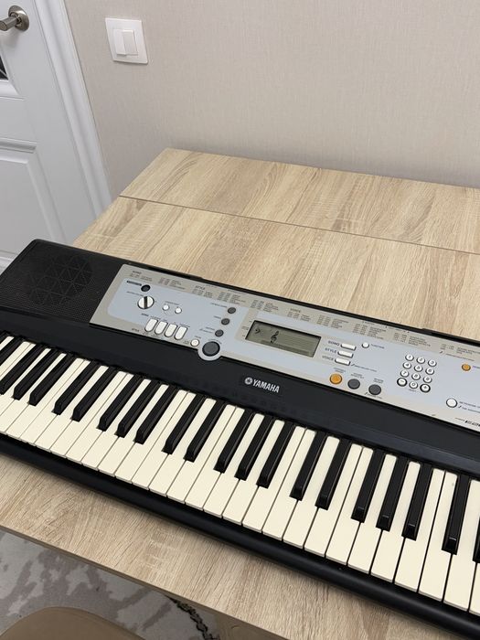 Продаю синтезатор Yamaha Psr-e203