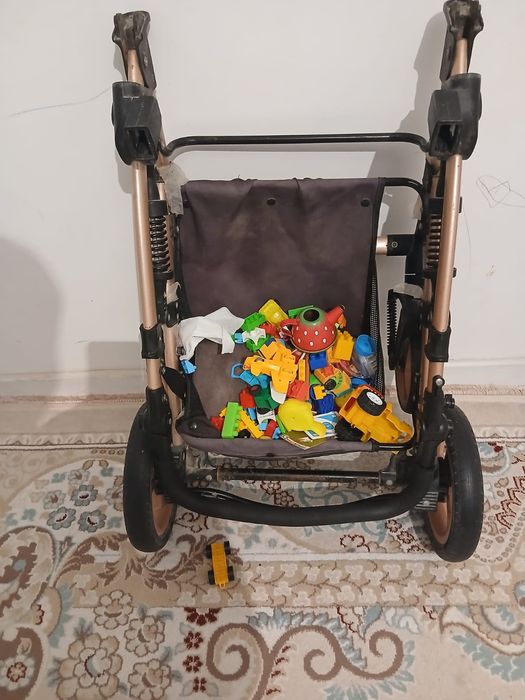 Каляска сатылады.