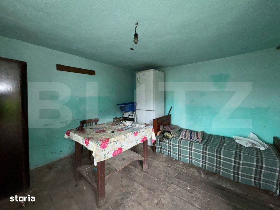 Casa de vanzare, cu 2 camere, 120 mp + teren de 1207 mp, zona Carastau