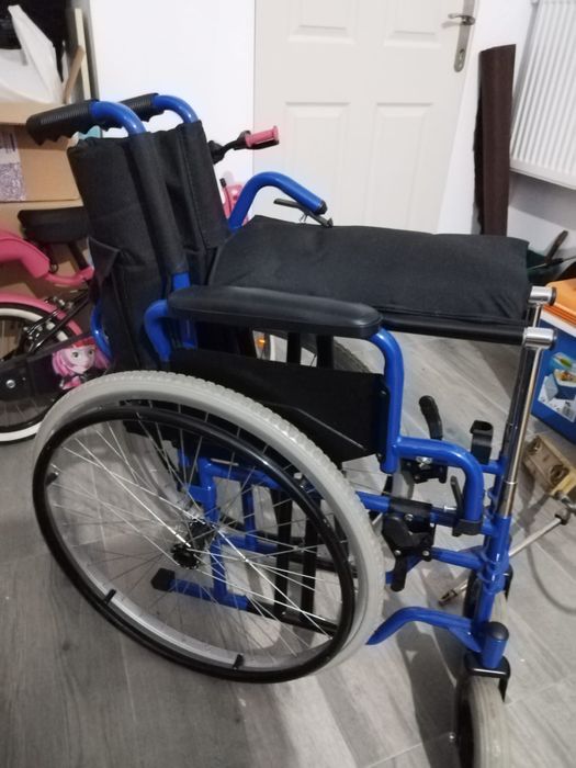 Vând cărucior pentru persoane cu dizabilitati