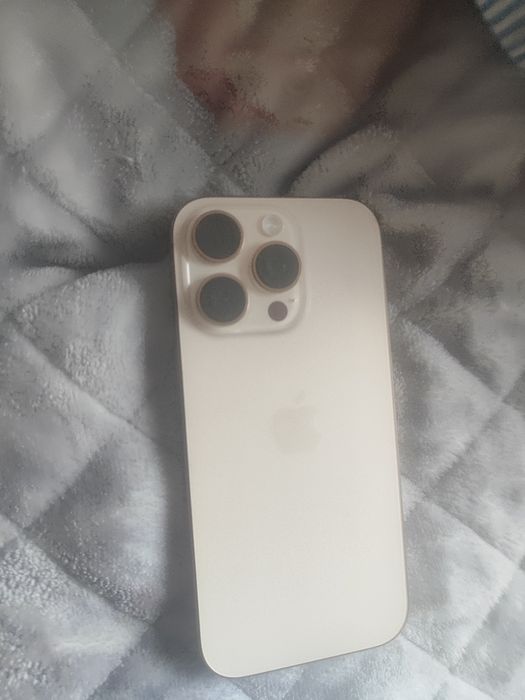 iPhone 16 pro нормальный не битый четкий все тянет