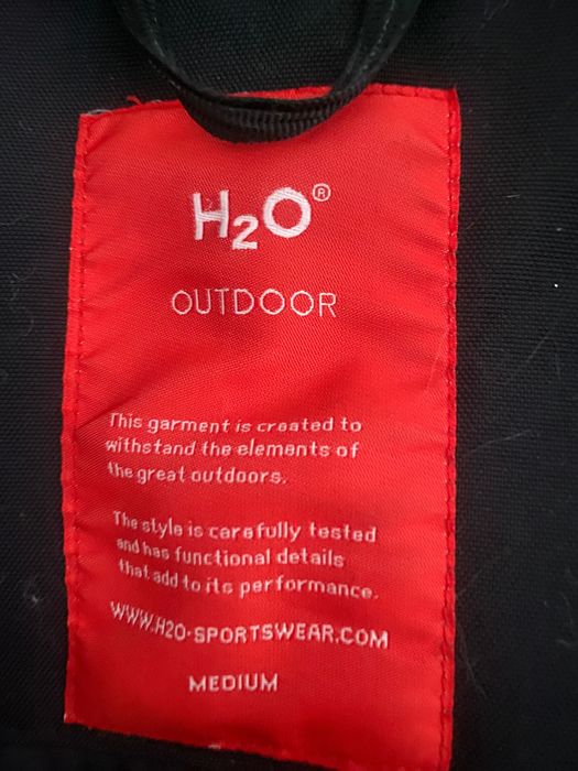 Топла дамска шуба, черна, фирма H2O, запазена, непромокаема материя.