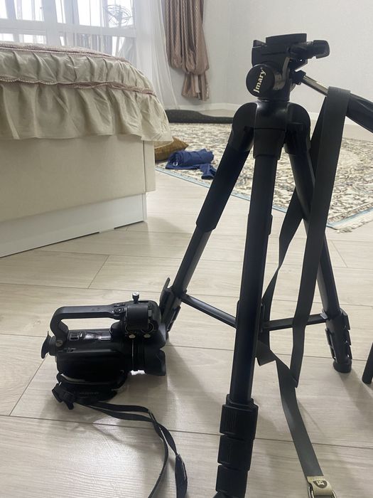 Canon XA10 + штатив