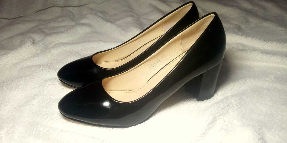 Pantofi negri lucioși