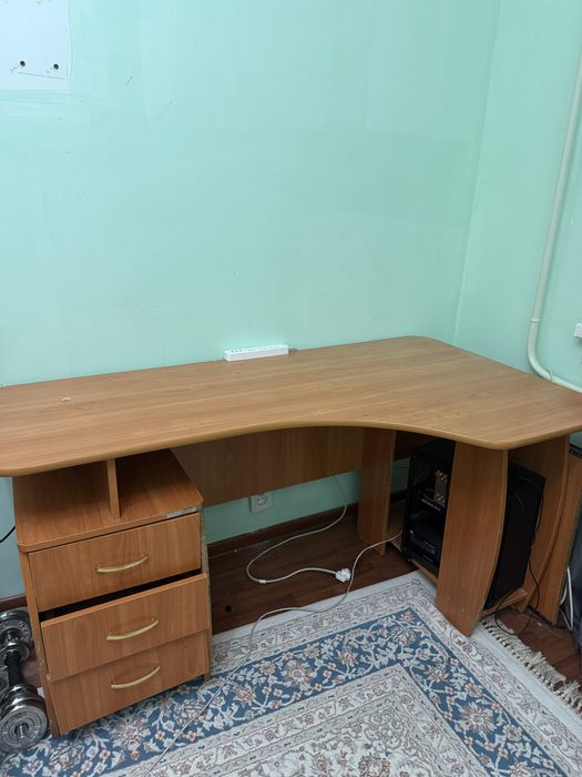 Продам стол компьютерный