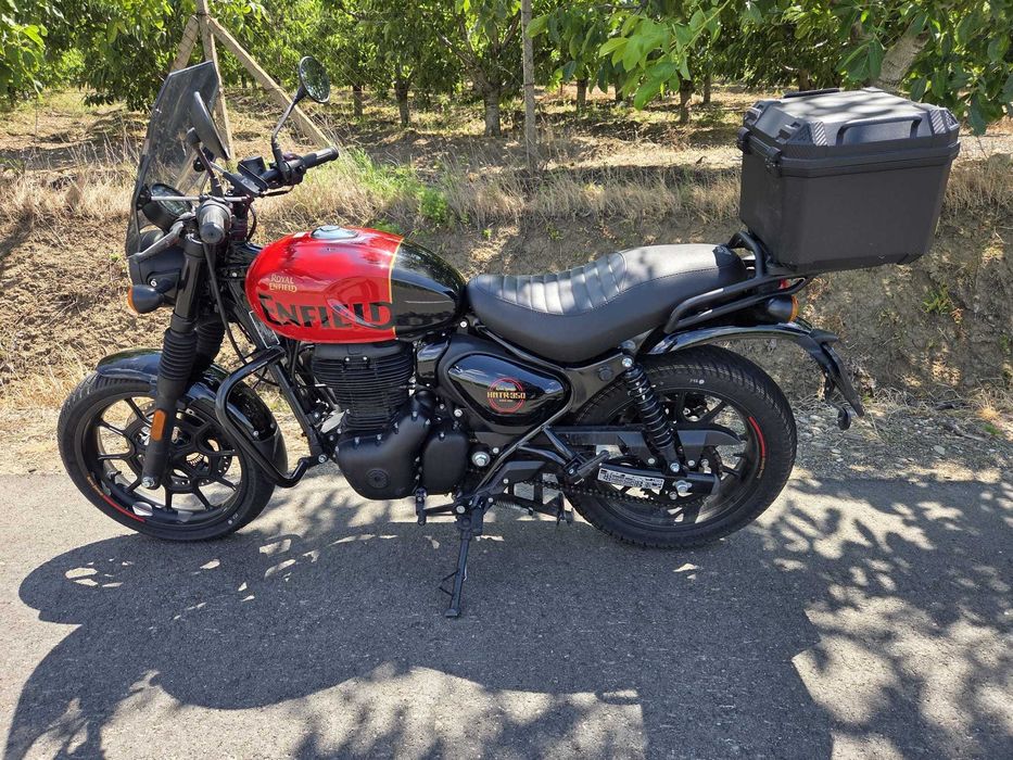 Vând Royal Enfield Hunter 350, model Rebel Red, în stare impecabilă.