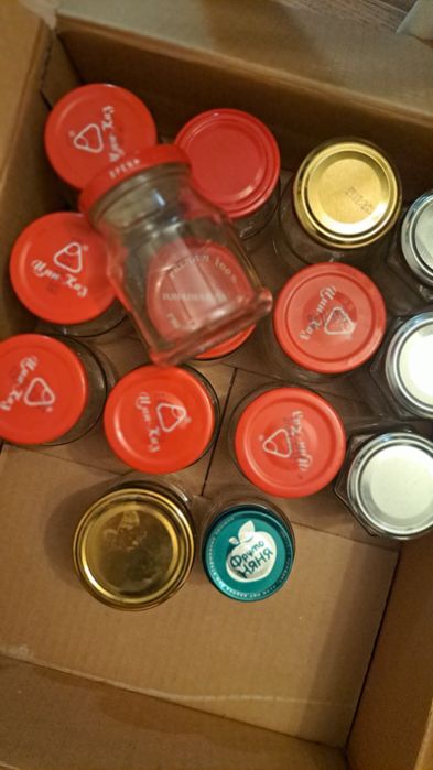 Банки стеклянные с крышками.